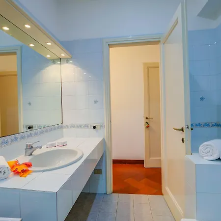 La Casa Di Maddalena Stresa Centre: 2 Bed, 2 Bath, Balconies - Happy Rentals * Stresa
